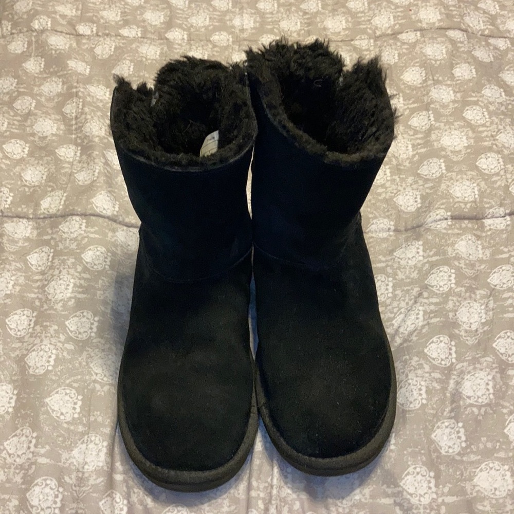 Black fur Koolaburra winter boots.